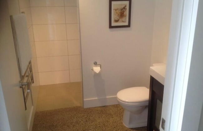 The Lakeview House Apartment - Photo 9