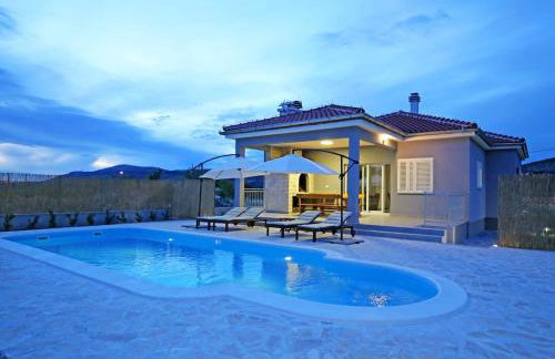 Modern Guest House Rak with beautiful pool - Photo 1
