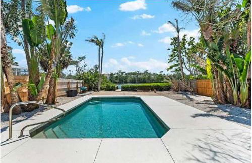 Blue Lagoon Hideaway 3BR Coastal Chic Retreat - Photo 55