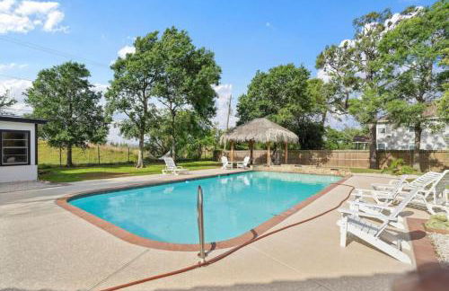 Sprawling estate with private pool and game room and guest house - Foto 36