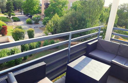 Cosy Appart - Proche Eurexpo - Balcon - Parking - Spacieux T2 - Foto 3
