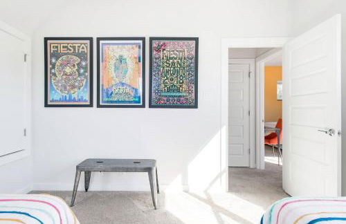 Explore the River Walk from Artsy Designer Retro Chic Home - Foto 13