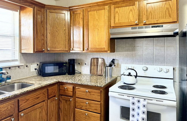 2 brs House With Fenced Yard Near the ZOO - Photo 3