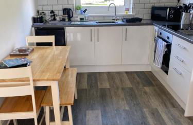 44 Gower holiday village Ty Gŵyr Cosy 2 bedroom Chalet with a seasonal indoor pool - Foto 6