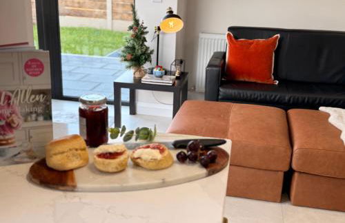 Modern Entire Home steps from the Train Station - Foto 3