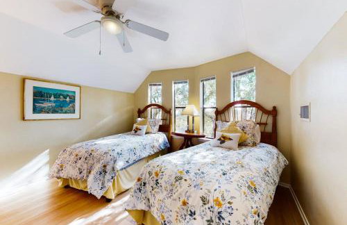 Lovely 2-Story Home with Upper & Lower Decks, Gorgeous Lake & Hill Country Views - Foto 20