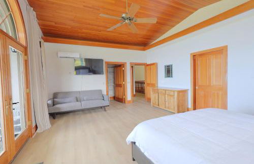 Luxury Oceanview Estate - Photo 17