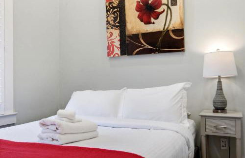 Charming Home in the Highlands W Private Backyard - Foto 35