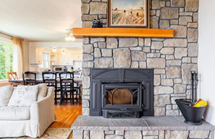 Private Beach Access + Water Views! Sleeps 18, Historic 6bdr Farmhouse w/ Deck - Foto 20