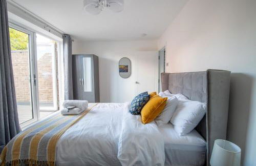 Luxury Deluxe - 4 bedrooms Villa - 6 beds - 10 Guests - Private Parking - Contractors Welcome - Trafford Stretford - Foto 2