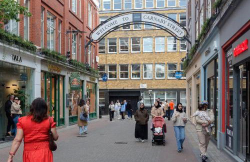 Bright Carnaby Soho 1BR Apartment with AC - Photo 23