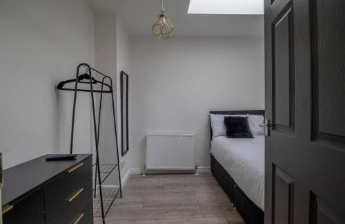 The Larky - Modern 2 Bed Cottage in Larkhall - Photo 12