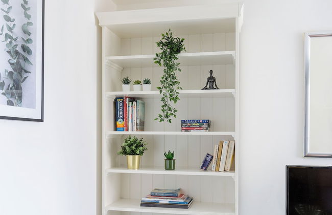 Sophisticated 2 Bed Flat with Balcony in Acton - Foto 12