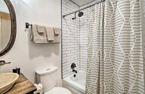 Hot Tub and Patio Pet-Friendly Cabin in Munds Park! - Foto 15