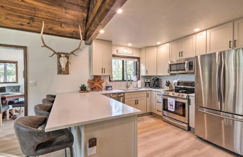 Wraparound Deck and Poker Room Cabin in Munds Park - Foto 10