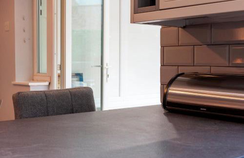 Pass the Keys Spacious and modern house with Free Parking - Photo 18