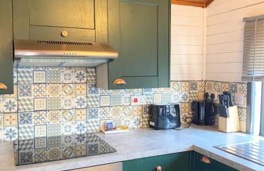 Otter 1 - Private Hot Tub - Bali Inspired Lodge - Bath - Longleat - Wiltshire - Photo 15