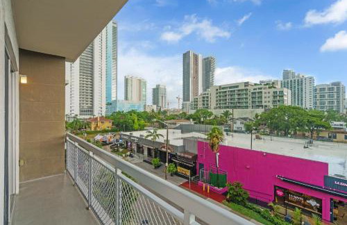 Bright and Airy 2 Bed on Biscayne Blvd with Free Park - Foto 34