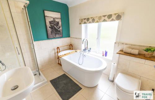 Smithy Bank Cottage - with free parking! - Photo 17