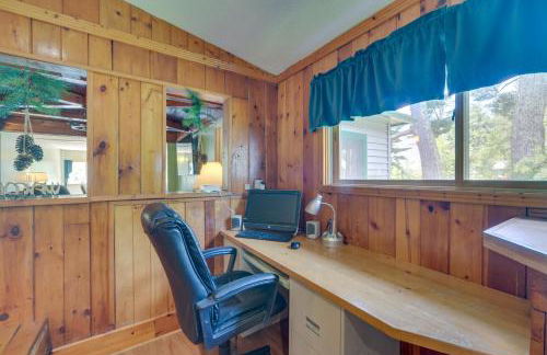 Spacious Winter Retreat with River Access and Kayaks! - Foto 10