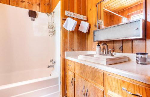 Sequoia Retreat- Spacious Cabin, Hot tub, & Sundeck - Foto 65