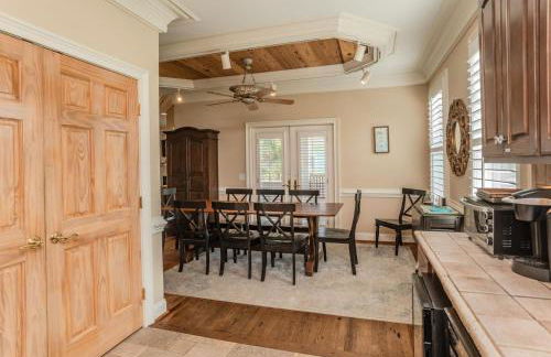 18 Fiddlers Cove Dr - 5 Bed/4 Bath w/ Resort Access & Golf Cart! - Photo 1