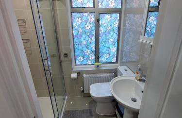 Cosy North Kensington Family apartment for 4 persons - Children stay free Netflix in all bedrooms Close to underground and overground stations - very convenient for Wembley Stadium - Foto 7