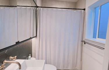 Charming 2BR Cottage with Bay and City Views-Gated Luxury Private Place - Foto 8