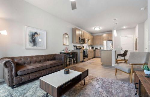 Washer & Dryer with Free Underground Parking with a Pool - Foto 1