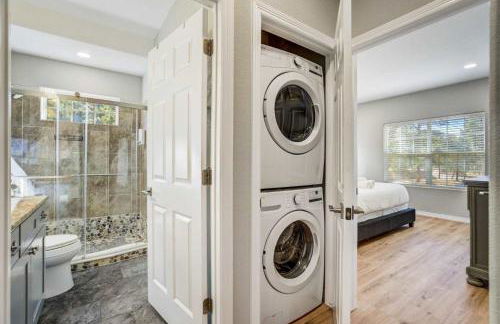 Luxury Retreat with Hot Tub Fire Pit & Forest Views - Foto 41