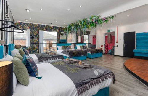 Luxury Mirror Party Pad with 4 Bedrooms! - Foto 15