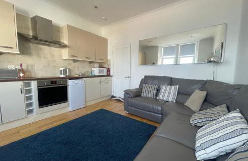 Millport Beach Apartment, Crichton St, sea views - Photo 2