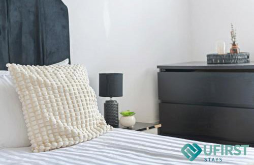 Delightful 3BR Home - Hot Tub - Near Castle, QMC - City Centre & Trent Bridge - Free WiFi & Parking - Sleeps 6 - Foto 27