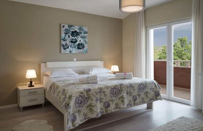 Peaceful Escape With Mountain Views, Heated Pool and Modern Amenities in Radošić - Foto 3