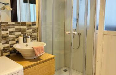 Studio romantique avec jacuzzi privé - aperçu mer - terrasse - parking gratuit - Photo 25