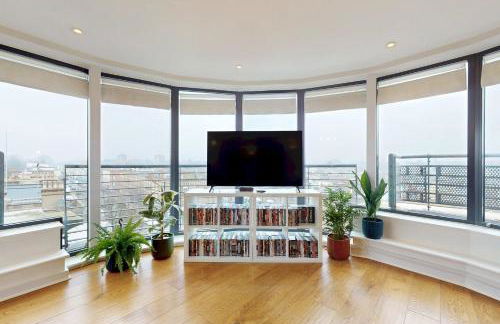 Penthouse Sanctuary with Wraparound Balcony - Pass the Keys - Foto 11
