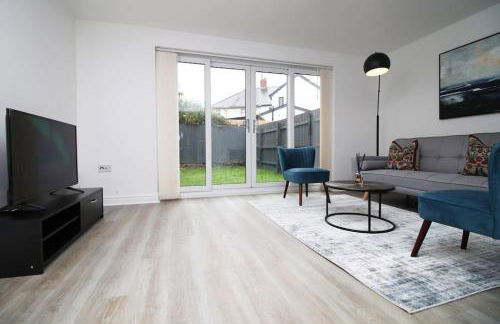 Modern and Cosy 3 Bed House Close to Cardiff City Centre perfect for Family Relocations, Contractors & Groups by Gurkha Stay with Free Parking and Wifi - Foto 2