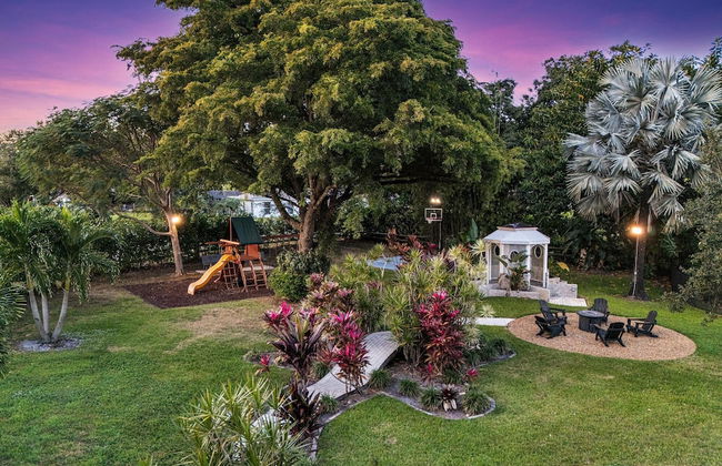 8BR Gem With Pool, Lake View & Tons of Amenities! - Foto 9