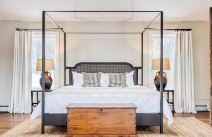 Historic & Secluded Estate on the Hudson River w/ Pool Sleeps 24 River House by Avantstay - Foto 41