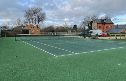 Cosy Cotswold Lodge by Your Home Here - ideal for families, log-burner, spa, private parking, EV Hookup included and heated swimming pools - Foto 44