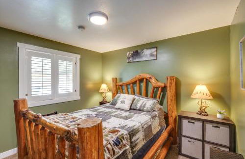 Deck with Hot Tub Ashton Cozy Cub Cabin - Foto 17