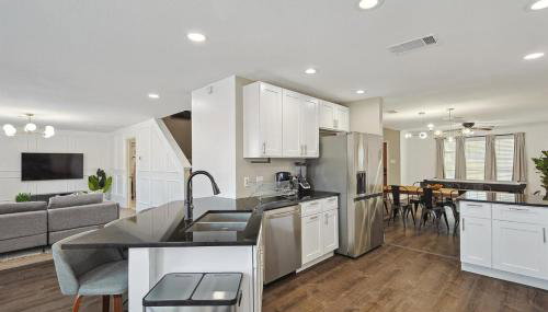 Modern Comforts & Classic Charm w Pool 5BD - Foto 4