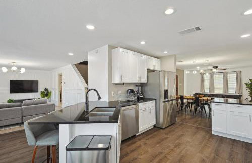 Modern Comforts & Classic Charm w Pool 5BD - Foto 4