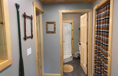 Cabin in the woods with fire pit and porch - Foto 7