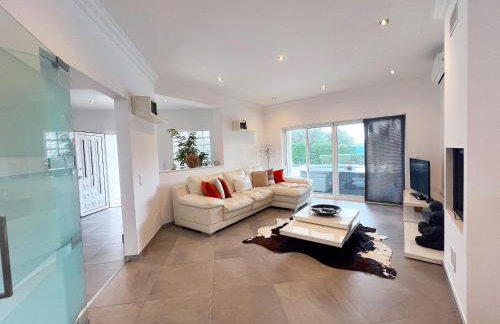 Beautiful 4-Bedroom Villa with Garden and Pool - Foto 9