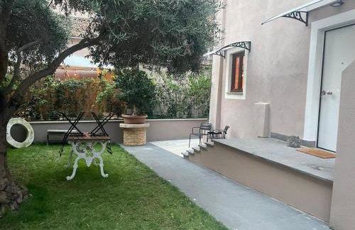 JOIVY Exclusive 2-Bedroom Villa with Private Garden - 5 minutes from the Colosseum - Photo 12