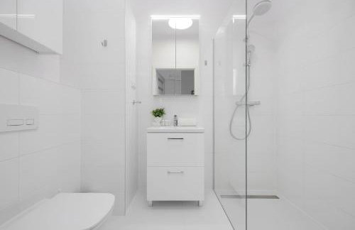 Stylish Apartment in Browary Warszawskie with Air Conditioning & Parking by Noclegi Renters - Foto 16