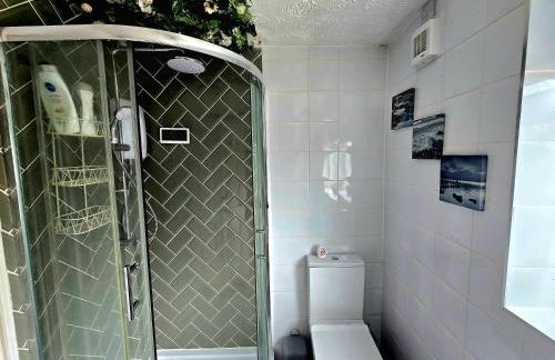 Twenty-One Retreat Surrounded by open landscapes - Foto 19