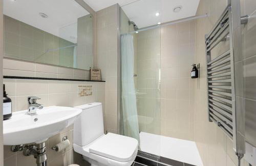 Panoramic City Views Elegant 2BR, 2 Min to Metro - Foto 21