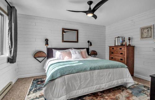 Modern Townhome with Decks Fireplace & Mountain Views - Foto 37